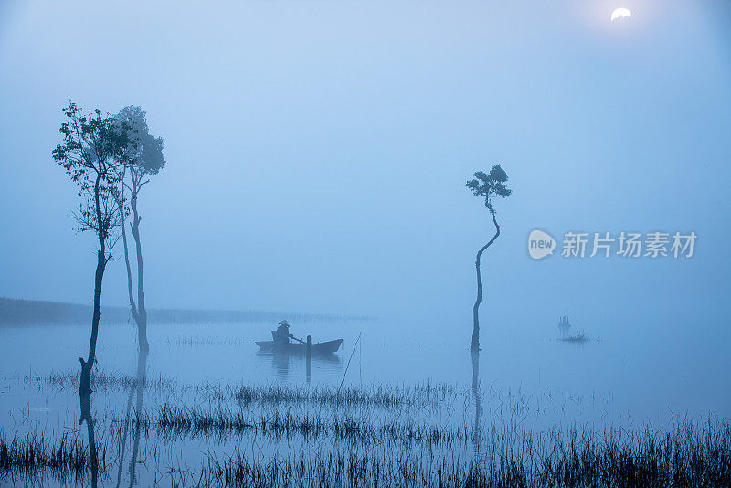 雾濛濛的早晨，在图yen Lam湖